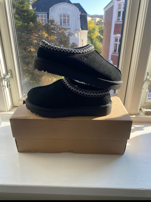 UGG Tasman Black